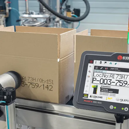 EBS-1600 printing a batch code on the side of cardboard boxes