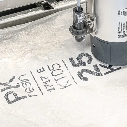 EBS-1600 printhead marking a code on a white woven sack