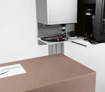 SpeedMate eLinear after applying a label to the top of a carton