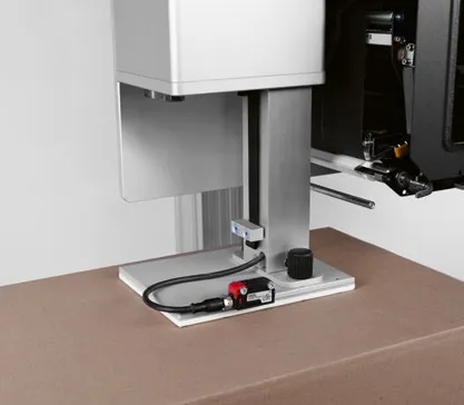 SpeedMate eLinear tamp pad lowering a label onto the top of a carton