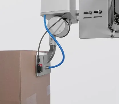 SpeedMate eSwing arm swung down to label the side of a carton