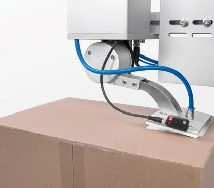 SpeedMate eSwing arm applying a label to the top of a carton